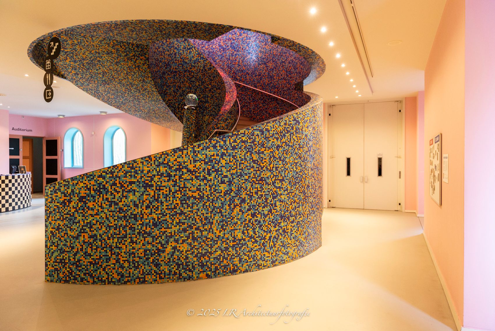 Het kleurrijke, gebogen interieur van het Groninger Museum, met levendige patronen en vormen.