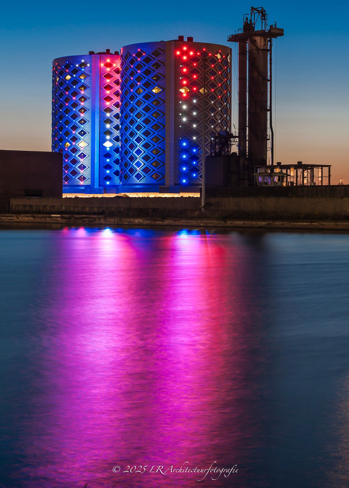 Een abstracte compositie van roze en paarse lichtlijnen tegen het donker.