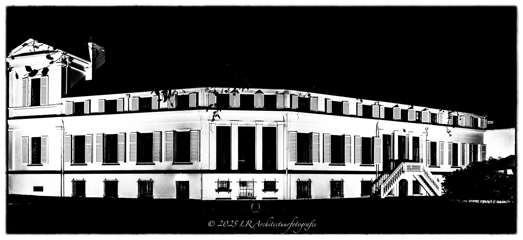 Een strak modernistisch gebouw in zwart-wit, teruggebracht tot lijn en vlak.