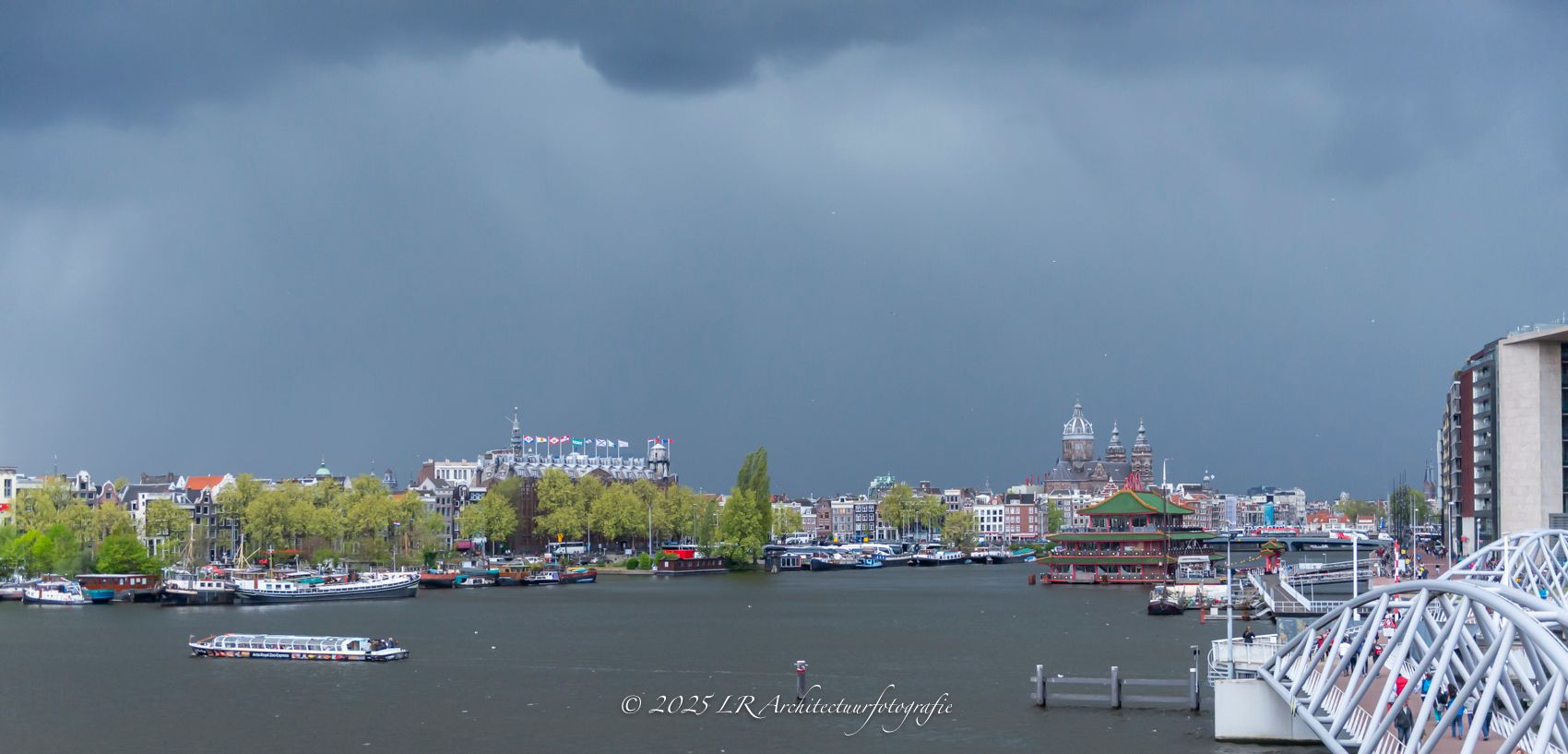 Het groene, getrapte dak van sciencemuseum NEMO in Amsterdam loopt als een landschap omhoog.