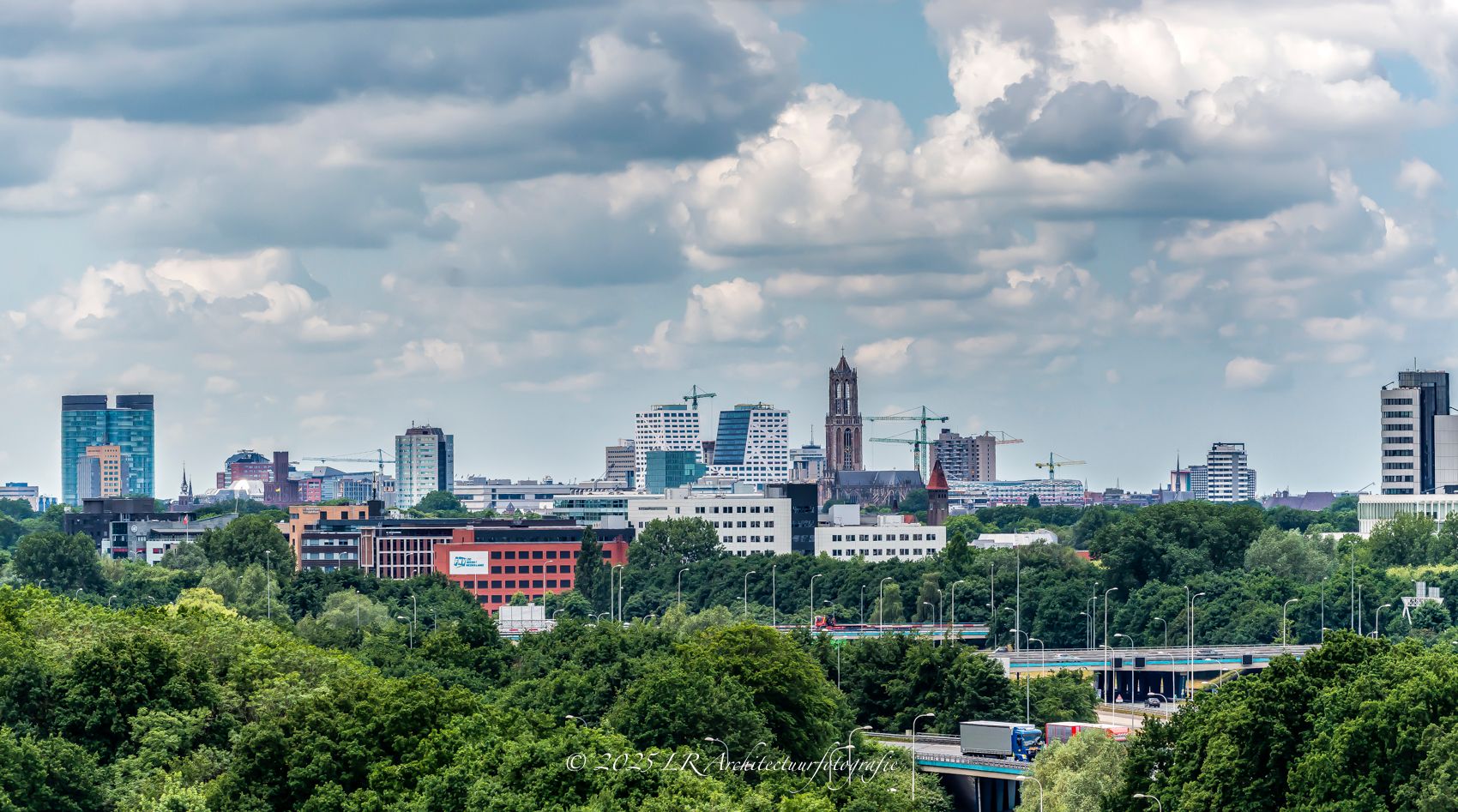 Een panoramische skyline van moderne woonbebouwing bij daglicht.