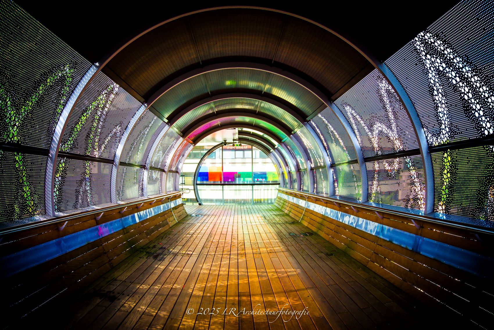 Een tunnelvormige ruimte die naar een warm oplichtend eindpunt loopt.